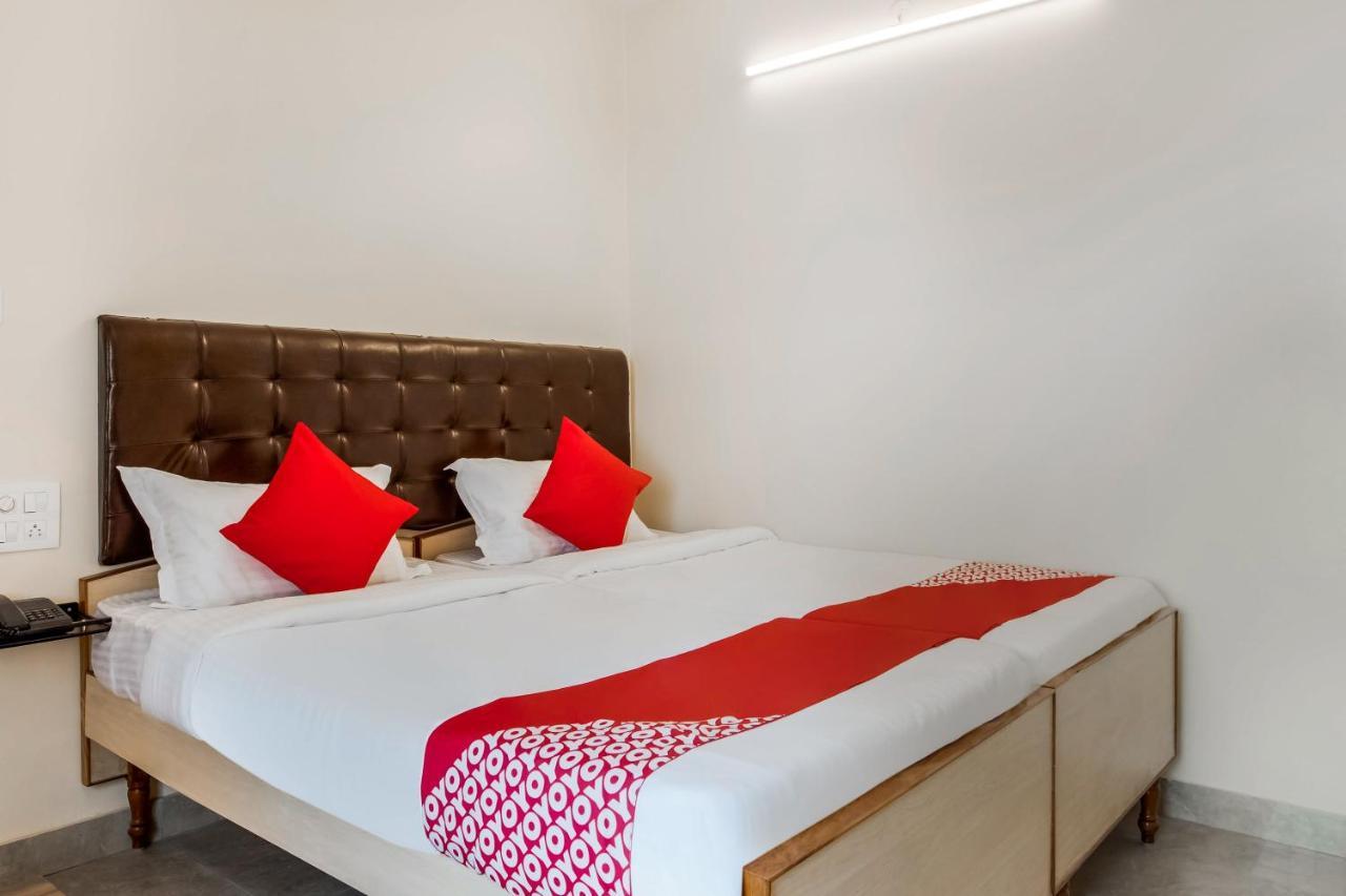 Hotel Super Oyo G P Residency à Kākināda Extérieur photo